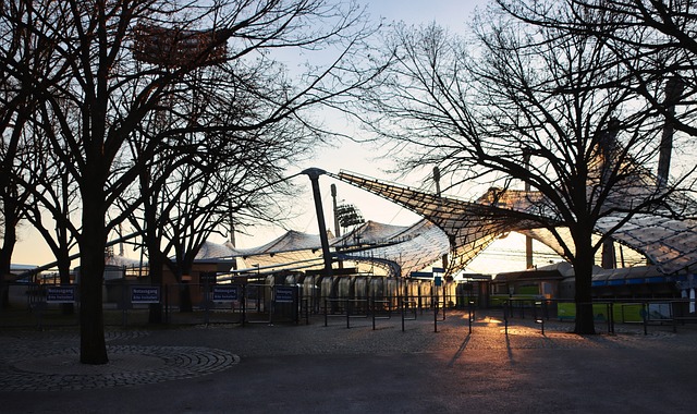 建展现出新